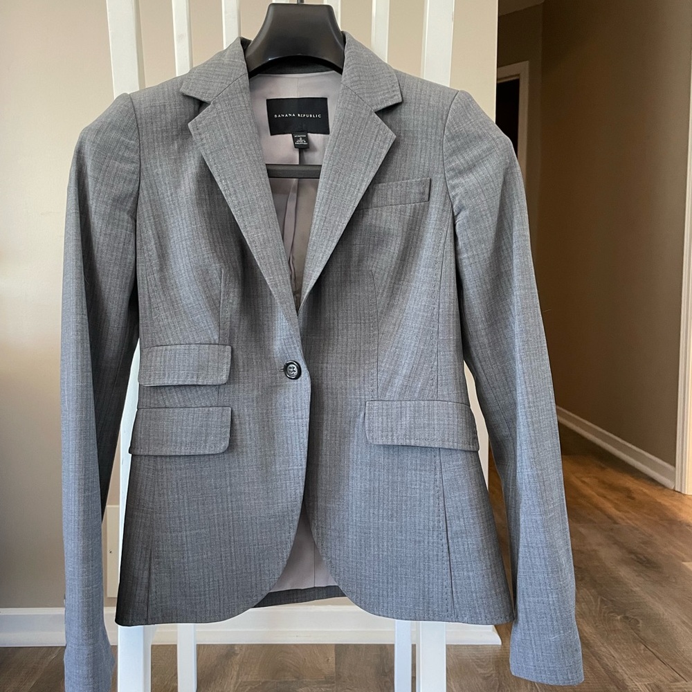 Banana Republic 2 piece skirt suit size 0